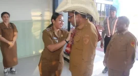 Wakil Gubernur NTT Irjen Pol (Purn) Johni Asadoma, SH,M.Hum saat mengenakan Topi Ti’i Langga dan Selimut Rote. FOTOBidkom_DKISProtendao