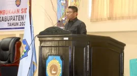Bupati Rote Ndao Paulus Henuk, SH, saat menyampaikan sambutan pada Sidang Paripurna dalam rangka Pembahasan Rancangan Anggaran Pendapatan dan Belanja Daerah (RAPBD) Tahun 2026 bertempat di Gedung DPRD Kabupaten Rote Ndao | FOTO/Bidkom_DKISPRoteNdao