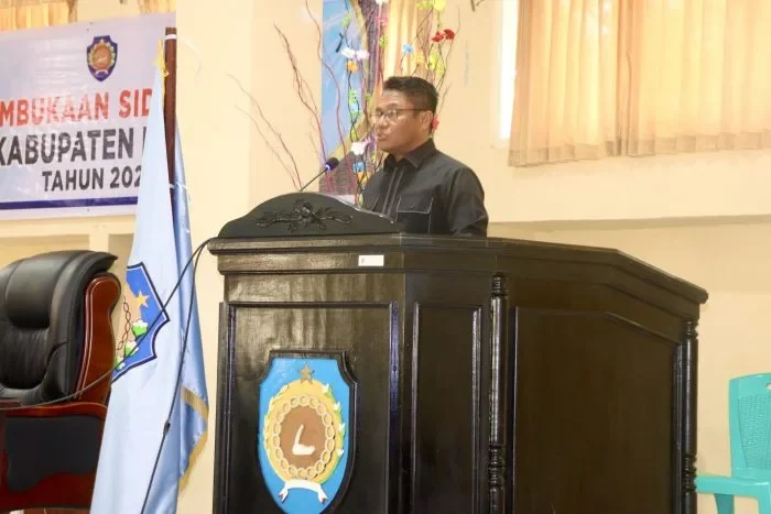 Bupati Rote Ndao Paulus Henuk, SH, saat menyampaikan sambutan pada Sidang Paripurna dalam rangka Pembahasan Rancangan Anggaran Pendapatan dan Belanja Daerah (RAPBD) Tahun 2026 bertempat di Gedung DPRD Kabupaten Rote Ndao | FOTO/