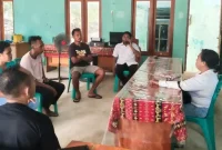 Business Assistant, Naomi Henuk sedang menjelaskan Progres Koperasi Desa Merah Putih di salah satu desa di Kabupaten Rote Ndao | FOTO/ist.