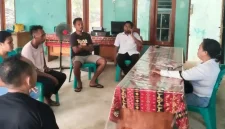 Business Assistant, Naomi Henuk sedang menjelaskan Progres Koperasi Desa Merah Putih di salah satu desa di Kabupaten Rote Ndao | FOTO/ist.