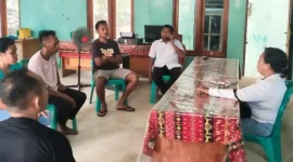 Business Assistant, Naomi Henuk sedang menjelaskan Progres Koperasi Desa Merah Putih di salah satu desa di Kabupaten Rote Ndao | FOTO/ist.