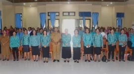 Ketua TP. PKK Rote Ndao Yanne Henuk – Pellokila dan Para Kader Peserta Sosialisasi | FOTO/Bidkom_DKSIP Rote Ndao