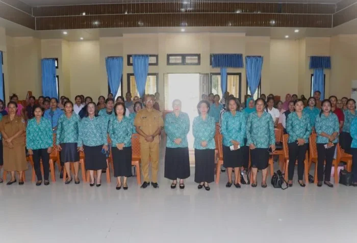 Ketua TP. PKK Rote Ndao Yanne Henuk – Pellokila dan Para Kader Peserta Sosialisasi | FOTO/Bidkom_DKSIP Rote Ndao