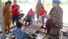 Ketua Dekranasda Kabupaten Rote Ndao Yanne Henuk – Pellokila melihat aktifitas penenun saat mengunjungi Sentra IKM Tenun Ikat | FOTO/Bidkom_DKISP Rote Ndao