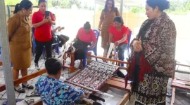Ketua Dekranasda Kabupaten Rote Ndao Yanne Henuk – Pellokila melihat aktifitas penenun saat mengunjungi Sentra IKM Tenun Ikat | FOTO/Bidkom_DKISP Rote Ndao