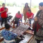 Ketua Dekranasda Kabupaten Rote Ndao Yanne Henuk – Pellokila melihat aktifitas penenun saat mengunjungi Sentra IKM Tenun Ikat | FOTO/Bidkom_DKISP Rote Ndao