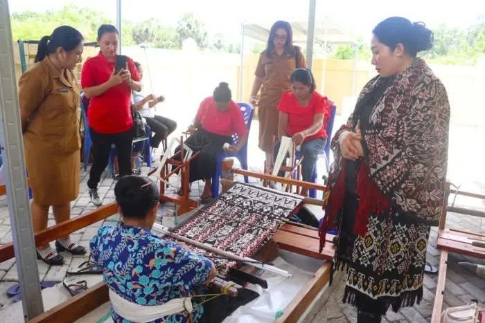 Ketua Dekranasda Kabupaten Rote Ndao Yanne Henuk – Pellokila melihat aktifitas penenun saat mengunjungi Sentra IKM Tenun Ikat | FOTO/Bidkom_DKISP Rote Ndao