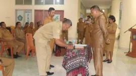 Penandatanganan Berita Acara Serah Terima Jabatan di lingkungan Pemkab Rote Ndao, Selasa (11/11/2025). | Bidkom_DKISProtendao
