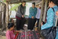 Staf Ahli Tim Penggerak PKK Provinsi NTT Ny. Vera Christina Asadoma – Sirait dan Ketua TP. PKK Kabupaten Rote Ndao Ny. Yanne Henuk – Pellokila melihat langsung proses pembuatan tenun | FOTO/Bidkom_DKISP Rote Ndao