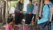Staf Ahli Tim Penggerak PKK Provinsi NTT Ny. Vera Christina Asadoma – Sirait dan Ketua TP. PKK Kabupaten Rote Ndao Ny. Yanne Henuk – Pellokila melihat langsung proses pembuatan tenun | FOTO/Bidkom_DKISP Rote Ndao