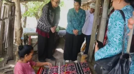 Staf Ahli Tim Penggerak PKK Provinsi NTT Ny. Vera Christina Asadoma – Sirait dan Ketua TP. PKK Kabupaten Rote Ndao Ny. Yanne Henuk – Pellokila melihat langsung proses pembuatan tenun | FOTO/Bidkom_DKISP Rote Ndao