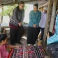 Staf Ahli Tim Penggerak PKK Provinsi NTT Ny. Vera Christina Asadoma – Sirait dan Ketua TP. PKK Kabupaten Rote Ndao Ny. Yanne Henuk – Pellokila melihat langsung proses pembuatan tenun | FOTO/Bidkom_DKISP Rote Ndao