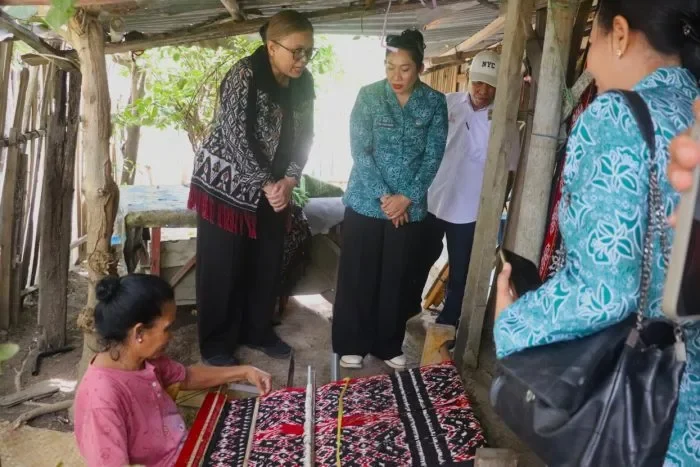Staf Ahli Tim Penggerak PKK Provinsi NTT Ny. Vera Christina Asadoma – Sirait dan Ketua TP. PKK Kabupaten Rote Ndao Ny. Yanne Henuk – Pellokila melihat langsung proses pembuatan tenun | FOTO/Bidkom_DKISP Rote Ndao