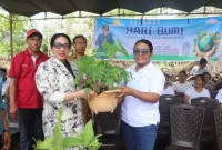 Ketua Tim PKK Kabupaten Rote Ndao menyerahkan bantuan 45 anakan tanaman produktif kepada masyarakat Boni | FOTO/Bidkom_DKISPRoteNdao