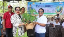 Ketua Tim PKK Kabupaten Rote Ndao menyerahkan bantuan 45 anakan tanaman produktif kepada masyarakat Boni | FOTO/Bidkom_DKISPRoteNdao
