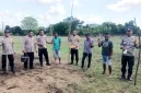 Personel Polsek Rote Timur Bersama Kelompok Tani Sejahtera Melakukan Penanaman Jagung Dukung Asta Cita Pemerintah,Selasa (25/11/2025) | FOTO/humaspolresrotendao