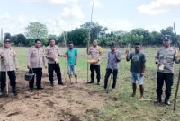 Personel Polsek Rote Timur Bersama Kelompok Tani Sejahtera Melakukan Penanaman Jagung Dukung Asta Cita Pemerintah,Selasa (25/11/2025) | FOTO/humaspolresrotendao