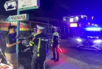 Personel Satuan Lalu Lintas Polres Rote Ndao Melakukan Edukasi Kamseltibcarlantas Bagi Masyarakat, Jumat (28/11/2025) | FOTO/HumasPolresRoteNdao