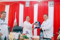 Asisten Deputi Koordinasi Kerja Sama Pasifik, Oseania dan Afrika Kemenko Polkam, Marsma TNI Parimeng menerima cinderamata dari Wakil Bupati Rote Ndao, Apremoi Dethan di Ruang TBUPP Kantor Bupati Rote Ndao, Jumat (5/12/2025). FOTO/ist.