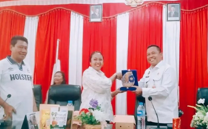 Asisten Deputi Koordinasi Kerja Sama Pasifik, Oseania dan Afrika Kemenko Polkam, Marsma TNI Parimeng menerima cinderamata dari Wakil Bupati Rote Ndao, Apremoi Dethan di Ruang TBUPP Kantor Bupati Rote Ndao, Jumat (5/12/2025). FOTO/ist.