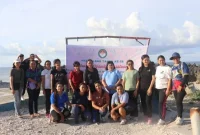 Kebersamaan Ketua DWP Rote Ndao dan anggota pada momen kerja bakti di Pantai Tiang Bendera | FOTO/DKISP_Rote_Ndao
