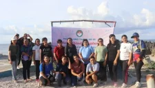 Kebersamaan Ketua DWP Rote Ndao dan anggota pada momen kerja bakti di Pantai Tiang Bendera | FOTO/DKISP_Rote_Ndao