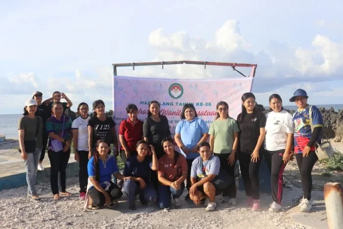 Kebersamaan Ketua DWP Rote Ndao dan anggota pada momen kerja bakti di Pantai Tiang Bendera | FOTO/DKISP_Rote_Ndao