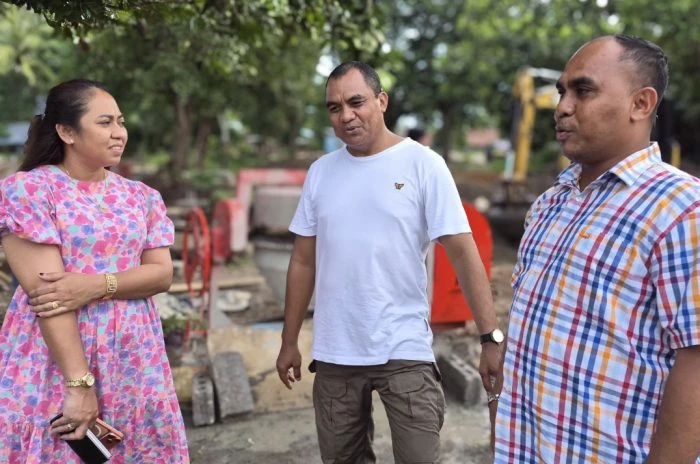 FOTO: Wakil Bupati Rote Ndao Apremoi Dudelusy Dethan saat bertemu bersama Kepala DistanKP Provinsi NTT Joaz Bily Oemboe Wanda di lokasi lahan pertanian yang dikelola YAO GMIT Kupang. Sabtu, (24/1/2026)