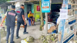 Pengawasan distribusi BBM bagi masyarakat dilakukan oleh Satuan Reskrim Polres Rote Ndao melalui Unit Tipidter Polres Rote Ndao, menindaklanjuti arahan Kapolres Rote Ndao AKBP Mardiono.,S.ST.,M.K.P atas informasi dari masyarakat akan ulah pengecer nakal yang memanfaatkan keterlambatan suplai BBM untuk Rote Ndao karena cuaca buruk. Sabtu (17/01/2026). DOK. humas_resrnd