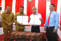 Bupati Rote Ndao Paulus Henuk, SH dan Kajari Rote Ndao Febrianda Ryendra, SH menandatangani Nota Kesepakatan Pendampingan Hukum bagi Pemerintah Kabupaten Rote Ndao dalam Bidang Hukum Perdata dan TUN, Selasa (24/02/2026).ROOL/HO-DKISProtendao