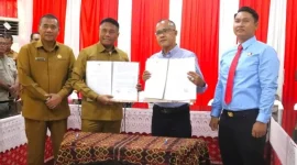 Bupati Rote Ndao Paulus Henuk, SH dan Kajari Rote Ndao Febrianda Ryendra, SH menandatangani Nota Kesepakatan Pendampingan Hukum bagi Pemerintah Kabupaten Rote Ndao dalam Bidang Hukum Perdata dan TUN, Selasa (24/02/2026).ROOL/HO-DKISProtendao