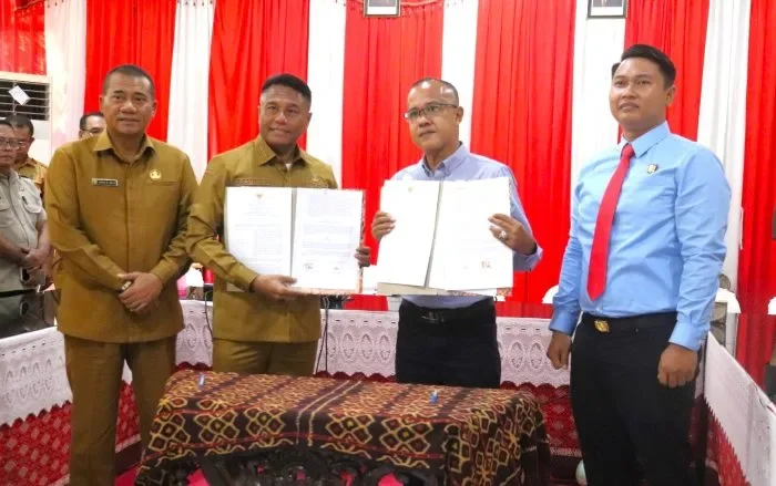 Bupati Rote Ndao Paulus Henuk, SH dan Kajari Rote Ndao Febrianda Ryendra, SH menandatangani Nota Kesepakatan Pendampingan Hukum bagi Pemerintah Kabupaten Rote Ndao dalam Bidang Hukum Perdata dan TUN, Selasa (24/02/2026).ROOL/HO-DKISProtendao