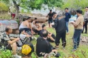 Aparat kepolisian Rote Ndao saat memeriksaan dokumen sejumlah WNA yang terdampar di pesisir pantai Rote Ndao. ROOL/Ho-Polres Rote Ndao.