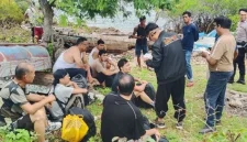 Aparat kepolisian Rote Ndao saat memeriksaan dokumen sejumlah WNA yang terdampar di pesisir pantai Rote Ndao. ROOL/Ho-Polres Rote Ndao.