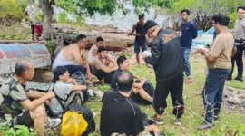 Aparat kepolisian Rote Ndao saat memeriksaan dokumen sejumlah WNA yang terdampar di pesisir pantai Rote Ndao. ROOL/Ho-Polres Rote Ndao.