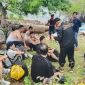 Aparat kepolisian Rote Ndao saat memeriksaan dokumen sejumlah WNA yang terdampar di pesisir pantai Rote Ndao. ROOL/Ho-Polres Rote Ndao.