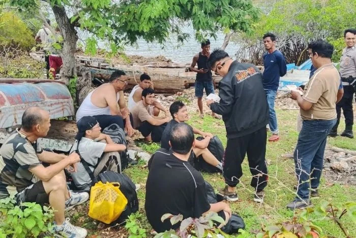 Aparat kepolisian Rote Ndao saat memeriksaan dokumen sejumlah WNA yang terdampar di pesisir pantai Rote Ndao. ROOL/Ho-Polres Rote Ndao.