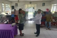Kantor Kementerian Agama Kabupaten Rote Ndao terus memperkuat pembinaan mental dan spiritual masyarakat melalui penyaluran buku renungan harian Kristen kepada warga binaan Lapas Kelas III Baa, Rabu (4/3/2026). FOTO: ROOL/Ho-ntt.kemenag.go.id