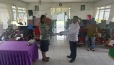 Kantor Kementerian Agama Kabupaten Rote Ndao terus memperkuat pembinaan mental dan spiritual masyarakat melalui penyaluran buku renungan harian Kristen kepada warga binaan Lapas Kelas III Baa, Kamis (05/03/2026). FOTO: ROOL/Ho-ntt.kemenag.go.id