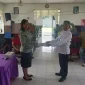 Kantor Kementerian Agama Kabupaten Rote Ndao terus memperkuat pembinaan mental dan spiritual masyarakat melalui penyaluran buku renungan harian Kristen kepada warga binaan Lapas Kelas III Baa, Rabu (4/3/2026). FOTO: ROOL/Ho-ntt.kemenag.go.id