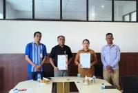 Kepala Bank NTT Cabang Rote Ndao, Ade Roni Oematan dan Kepala BKAD Rote Ndao, Anthonety A Lapudooh foto bersama usai tanda tangan kerja sama, Selasa (10/3/2026). FOTO: ROOL/Ho