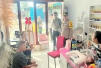 Pihak Polres Rote Ndao datang ke Salon Kecantikan untuk menindaklanjuti laporan soal Polwan mencuri uang milik seorang pelanggan, Jumat (6/3/2026). FOTO: ROOL/Ho