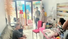 Pihak Polres Rote Ndao datang ke Salon Kecantikan untuk menindaklanjuti laporan soal Polwan mencuri uang milik seorang pelanggan, Jumat (6/3/2026). FOTO: ROOL/Ho