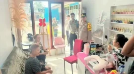 Pihak Polres Rote Ndao datang ke Salon Kecantikan untuk menindaklanjuti laporan soal Polwan mencuri uang milik seorang pelanggan, Jumat (6/3/2026). FOTO: ROOL/Ho