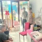 Pihak Polres Rote Ndao datang ke Salon Kecantikan untuk menindaklanjuti laporan soal Polwan mencuri uang milik seorang pelanggan, Jumat (6/3/2026). FOTO: ROOL/Ho