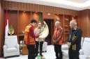 Musisi Mateo Jubileo Singgih (kiri) saat menunjukkan kepiawaian bermain Sasando di hadapan Gubernur NTT, Emanuel Melkiades Laka Lena (dua dari kiri), Kamis (5/3/2026). FOTO: ROOL/Ho-MLL/Dio Ceunfin