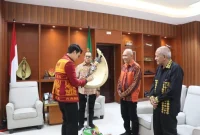 Musisi Mateo Jubileo Singgih (kiri) saat menunjukkan kepiawaian bermain Sasando di hadapan Gubernur NTT, Emanuel Melkiades Laka Lena (dua dari kiri), Kamis (5/3/2026). FOTO: ROOL/Ho-MLL/Dio Ceunfin