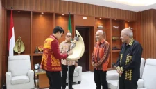 Musisi Mateo Jubileo Singgih (kiri) saat menunjukkan kepiawaian bermain Sasando di hadapan Gubernur NTT, Emanuel Melkiades Laka Lena (dua dari kiri), Kamis (5/3/2026). FOTO: ROOL/Ho-MLL/Dio Ceunfin