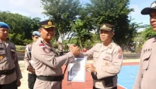 Kapolres Rote Ndao AKBP Mardiono.,S.ST.,M.K.P Menyerahkan Piagam Bagi Kabag SDM Polres Rote Ndao AKP Bambang Hartoyo dan Seluruh Personel Bag SDM, Senin (02/03/2026). FOTO: ROOL/Ho-humaspolresrotendao